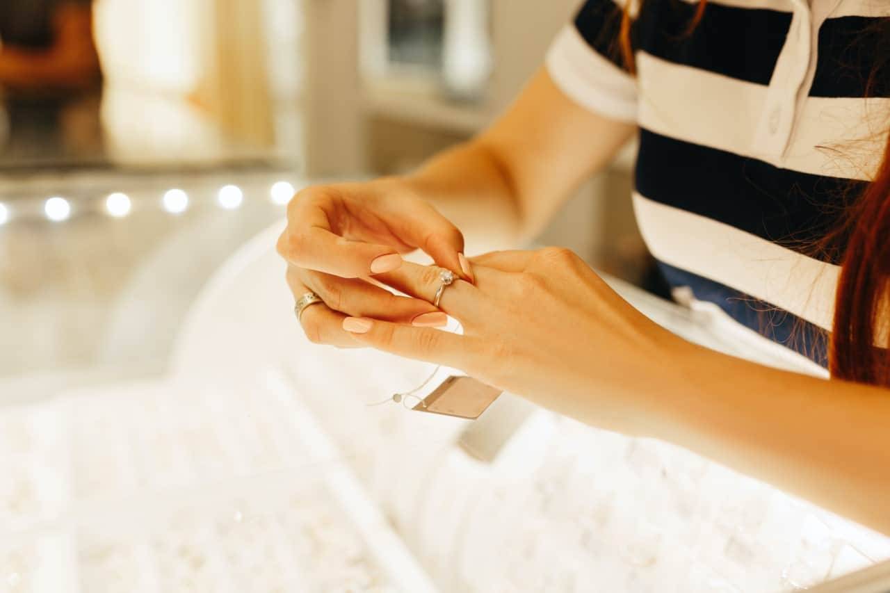 engagement-ring-shopping-tips