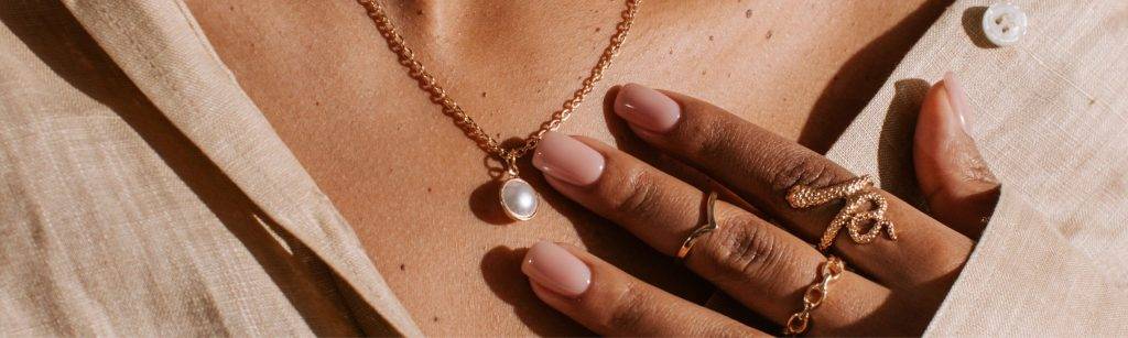 Stunning gold jewelry featuring pearls, perfect for special occasions and everyday elegance.